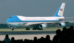 Video: Chuyên cơ của Tổng thống Obama hạ cánh xuống đường băng Tân Sơn Nhất